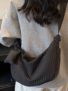 Borsa a mezzaluna trapuntata nera capiente con tracolla in nylon stile sportivo