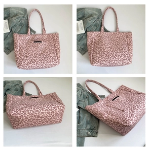 Vue détaillée sous quatre angles du sac cabas en toile à motif léopard rose chic