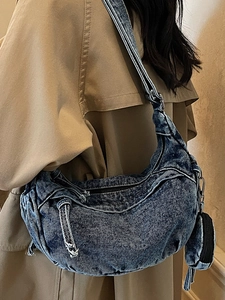 Sac hobo spacieux en jean bleu foncé avec une forme de croissant et un petit porte-monnaie