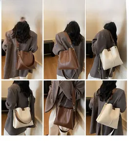 Détails du grand sac cabas avec large bandoulière porté par un mannequin en marron