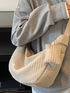 Elegante borsa a mezzaluna beige plissettata con trama trapuntata e grande capacità