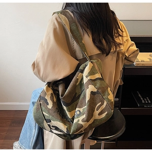 Grand sac cabas en toile camouflage montrant la texture durable et le design spacieux