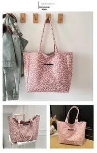 Détail du sac cabas en toile à imprimé léopard rose avec poche latérale et étiquette
