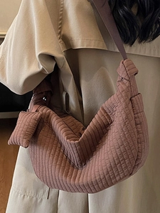 Borsa a spalla a mezzaluna trapuntata rosa antico con texture morbida e tracolla larga