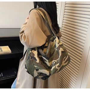 Gros plan sur un sac bandoulière en toile camouflage avec grande capacité et imprimé