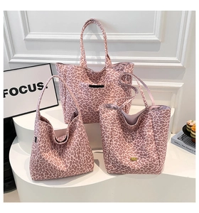 Ensemble détaillé de trois sacs à imprimé léopard rose en plusieurs tailles