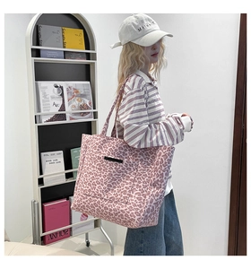Vue détaillée du sac cabas imprimé léopard rose avec bandoulière et poche de rangement