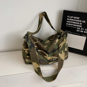 Vue détaillée du sac en toile camouflage avec impression de lettres REPLACED noires