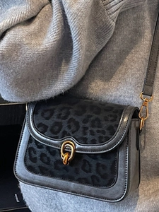 Borsa a tracolla vintage leopardata da donna con finiture in pelle e anello di bronzo