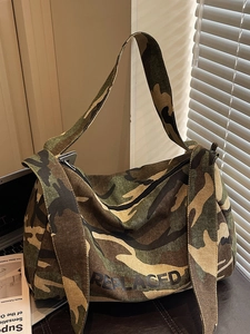 Sac à Épaule en Canevas Camouflage de Grande Capacité pour Femmes Sac de Transport Décontracté avec Décor de Lettres Imprimées
