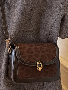 Borsa a tracolla vintage leopardata in pelle marrone con fibbia ad anello dorata