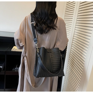 Vue détaillée du sac cabas tissé noir avec large bandoulière à motifs