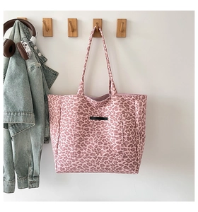 Vue détaillée du sac cabas à imprimé léopard rose avec poche avant et bandoulière