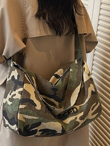 Sac bandoulière minimaliste en toile imprimé camouflage avec texte REPLACED style décontracté