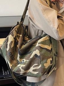 Grand sac bandoulière en toile camouflage avec inscription REP noire et large bandoulière