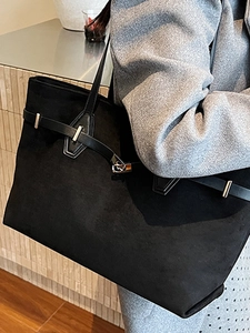 Grand sac cabas noir en daim avec lanières en cuir et grande capacité pour le quotidien