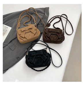Trois sacs bandoulière élégants en kaki, marron et noir avec poignées tressées