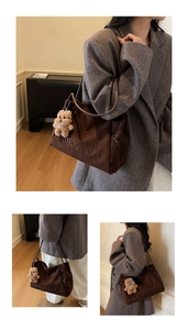 Detail der dunkelbraunen Wildleder-Tragetasche mit Prägetext und Teddybär-Anhänger