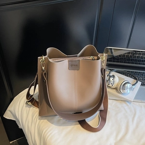 Vue détaillée du grand sac cabas avec large bandoulière marron et boucle dorée chic