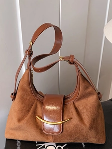 Sac à bandoulière vintage caramel en daim et cuir avec barre métallique dorée