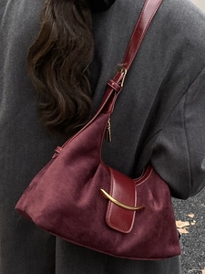Sac hobo minimaliste bordeaux avec boucle métallique dorée et détails en daim doux