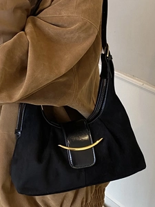Sac à bandoulière croissant noir minimaliste en daim avec boucle de lune dorée
