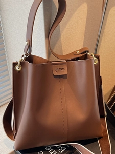 Grand sac seau en cuir marron avec large bandoulière et détails dorés élégants