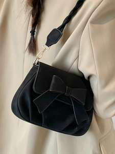 Sac bandoulière noir vintage avec grand nœud et bandoulière tressée pour un style chic