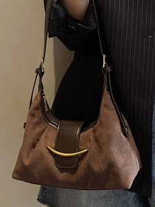 Sac hobo minimaliste en daim marron foncé avec boucle dorée en forme de croissant