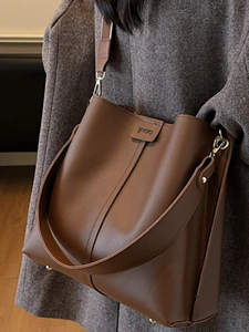 Grand sac fourre-tout en cuir PU marron avec large bandoulière et style seau femme