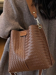 Grand sac fourre-tout en cuir tressé marron foncé avec large bandoulière et métal