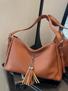Vintage Plissierte PU Leder Umhängetasche Für Damen Quaste Unterarm Hobo Bag Große Kapazität Casual Pendeln Urban Einfache Handtasche