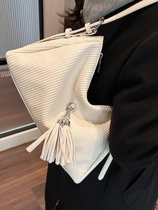 Cremefarbene Cord-Schultertasche mit Wellentextur und Quasten für Damen