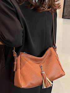 Braune plissierte Cord-Umhängetasche mit Fransen für lässigen Herbst-Stil im Alltag