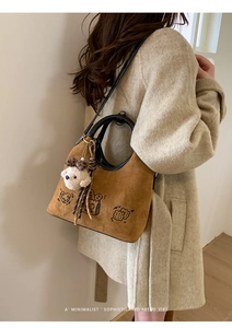 Sac bandoulière en cuir dépoli marron avec motif pain cartoon et breloque ours en peluche