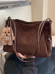 Braune Shopper-Tasche aus Wildlederimitat mit Prägung und Plüschbär-Anhänger für Damen