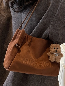 Braune Shopper-Tasche aus Mattleder mit Prägung und Plüschbär-Anhänger für Damen