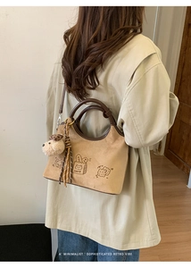 Sac bandoulière en daim kaki avec motifs rétro et adorable pendentif en peluche
