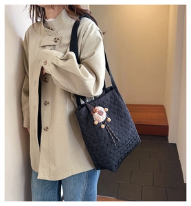 Borsa tote in nylon trapuntato nero con simpatico ciondolo a forma di pecora e tracolla larga