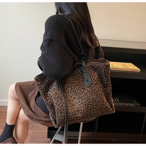 Détail du sac cabas léopard haute capacité avec doubles anses porté par un mannequin