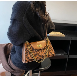 Detail der Schultertasche mit Leopardenmuster, Goldkette und Metall-Drehverschluss