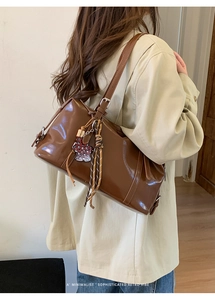 Sophisticated retro brown shoulder bag with leopard bear charm and minimalist chic vibe