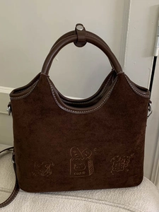 Sac à main en daim marron avec broderie cartoon et anses rondes style automne 2025