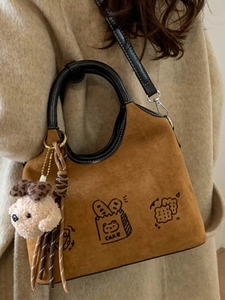 Sac bandoulière en daim marron avec imprimés gâteaux et charmant ours en peluche