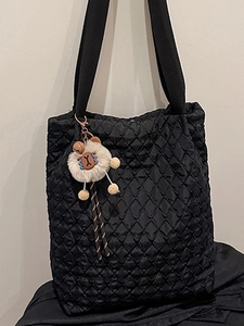 Borsa tote nera trapuntata minimalista con un simpatico ciondolo a forma di pecora