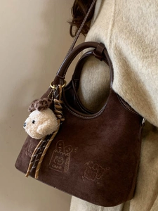 Sac à bandoulière vintage en daim marron avec broderie chien et charme en peluche
