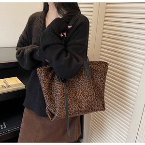 Détail d'un grand sac cabas à imprimé léopard avec bandoulières pour la mode d'automne