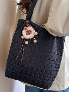 Borsa tote trapuntata nera da donna ad alta capacità con un simpatico ciondolo in peluche