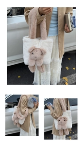 Detail der flauschigen weißen Tragetasche mit 3D-Bär und weichen Plüschgriffen