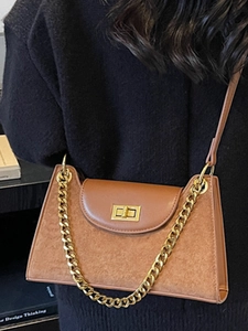 Retro-Schultertasche aus braunem Wildleder mit Metallschloss und Kettenriemen für Damen